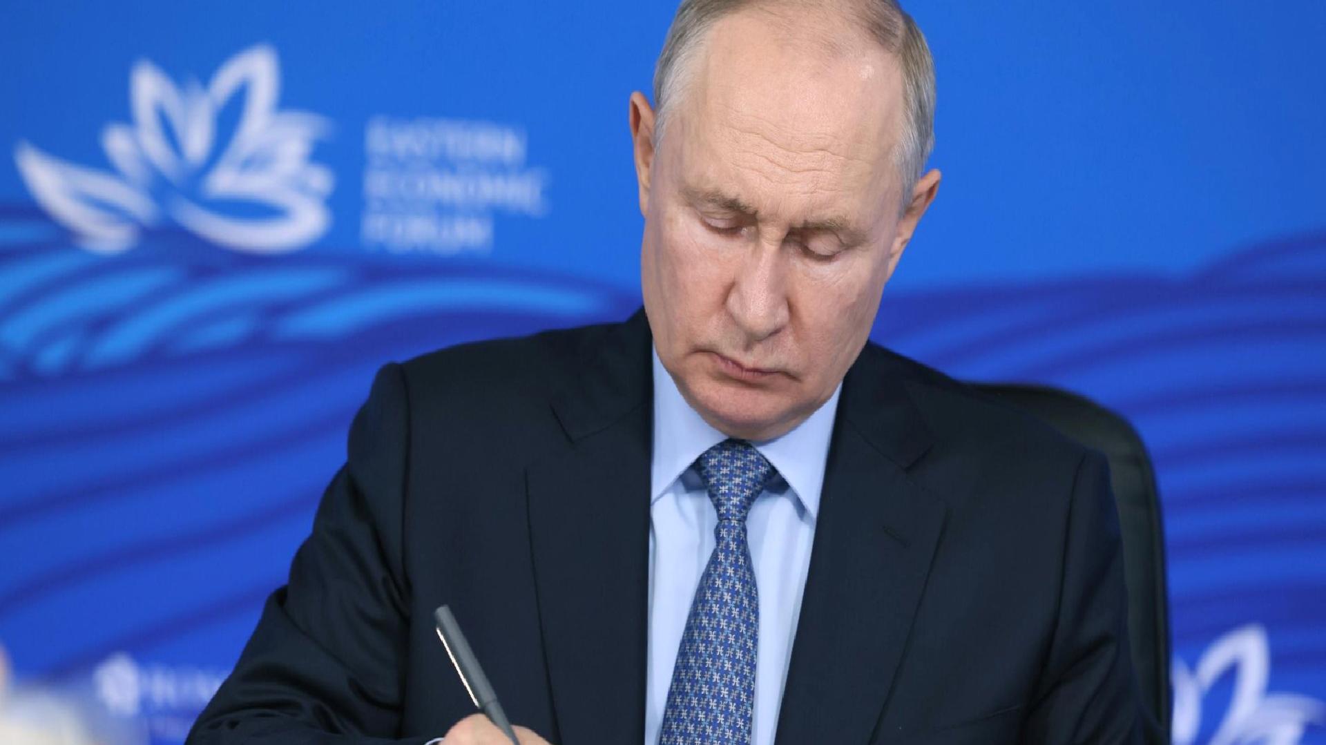 Putin, aşırılık yanlısı materyaller aramanın para cezasına çarptırılmasını öngören yasayı imzaladı