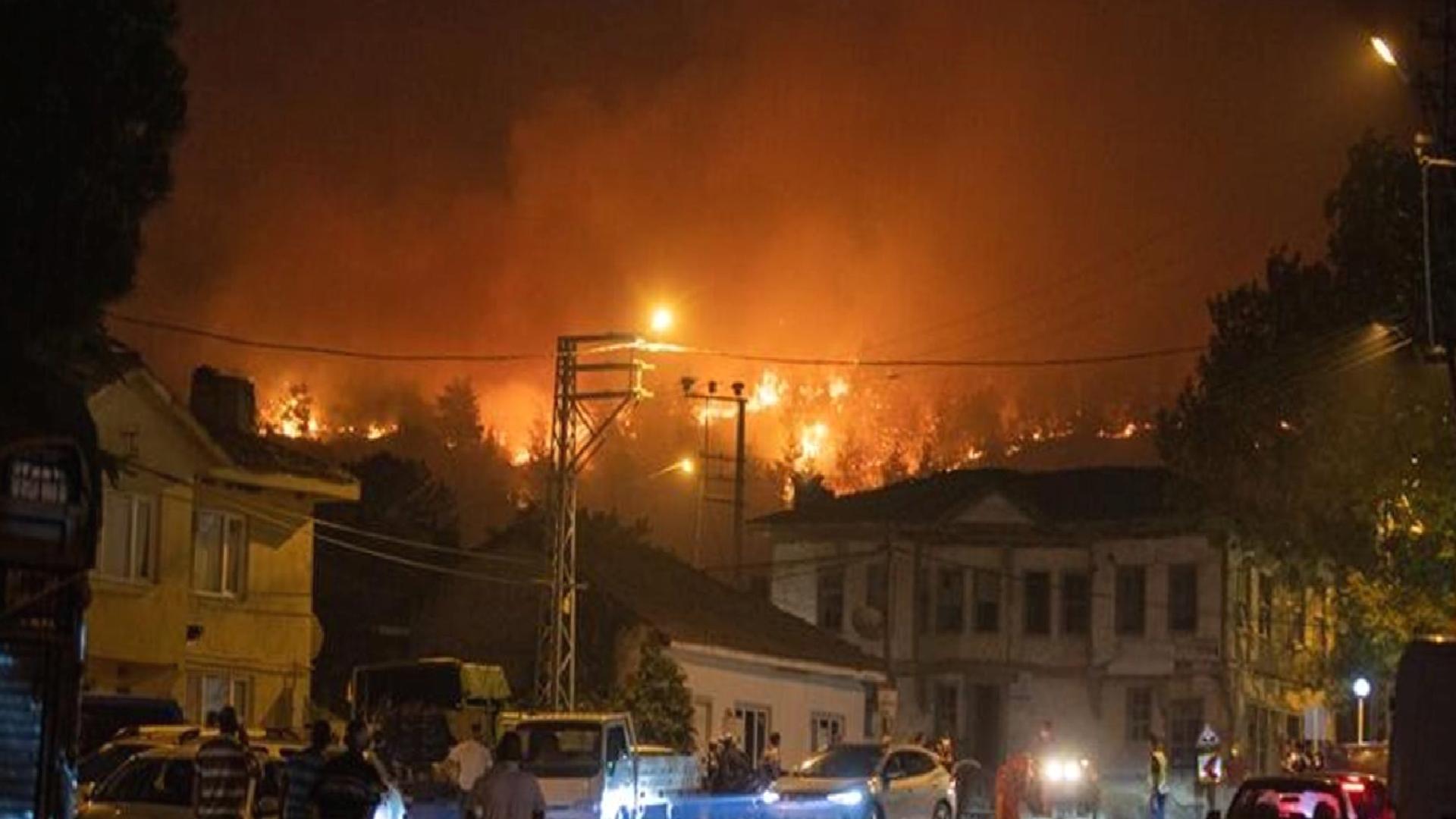 Sakarya’daki yangın 2. gününde: İki mahalle tahliye edildi, alevlerle mücadele gece boyu sürdü