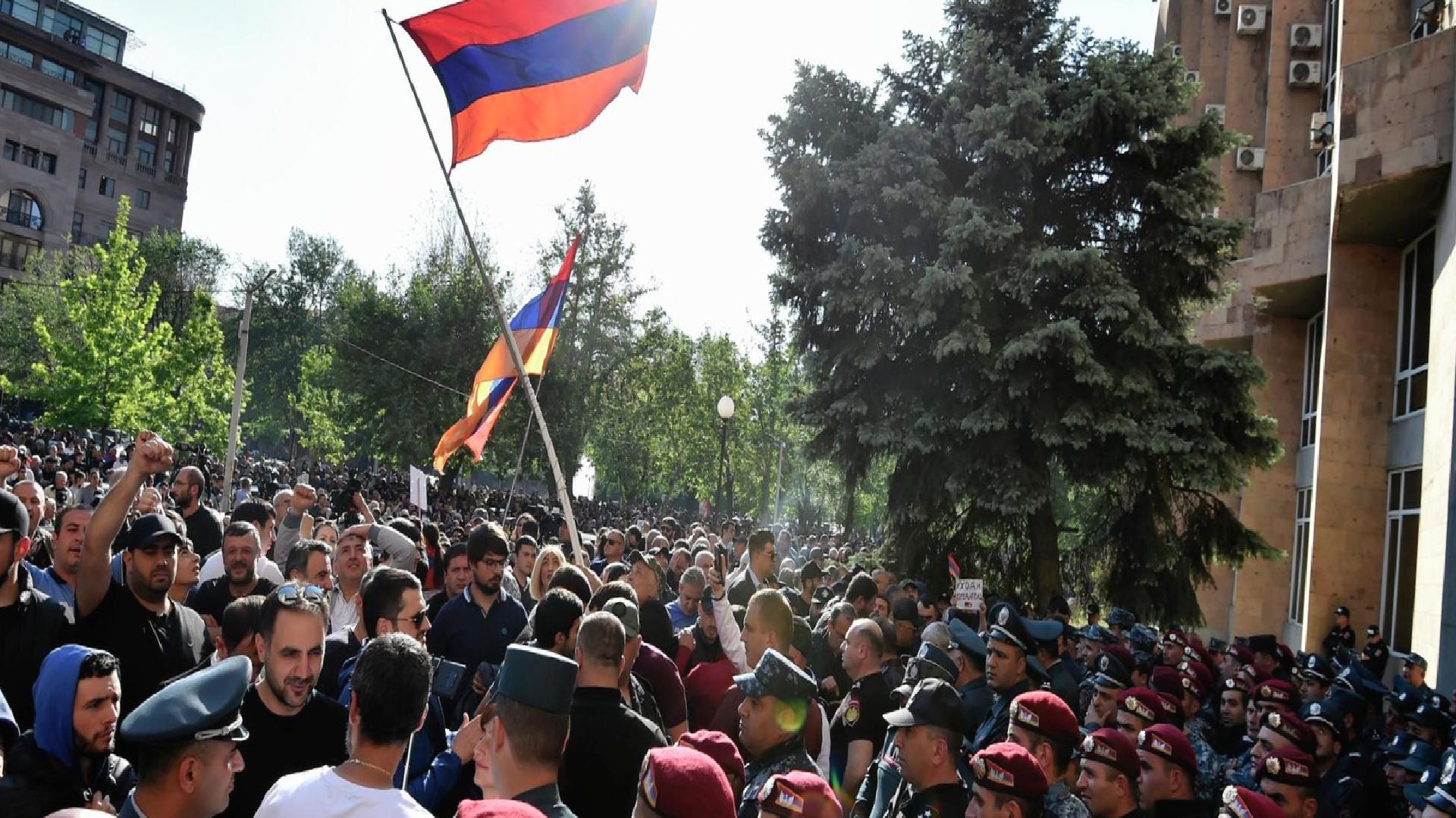 Sırp siyaset bilimci: Ermenistan ve Moldova’daki siyasi elitler Batı tarafından doğrudan destekleniyor