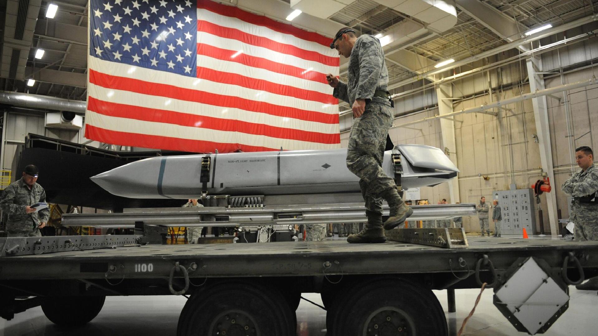 ‘Trump yönetimi, Kiev’e F-16’larda kullanılan JASSM seyir füzelerini ilk kez göndermeyi görüşüyor’