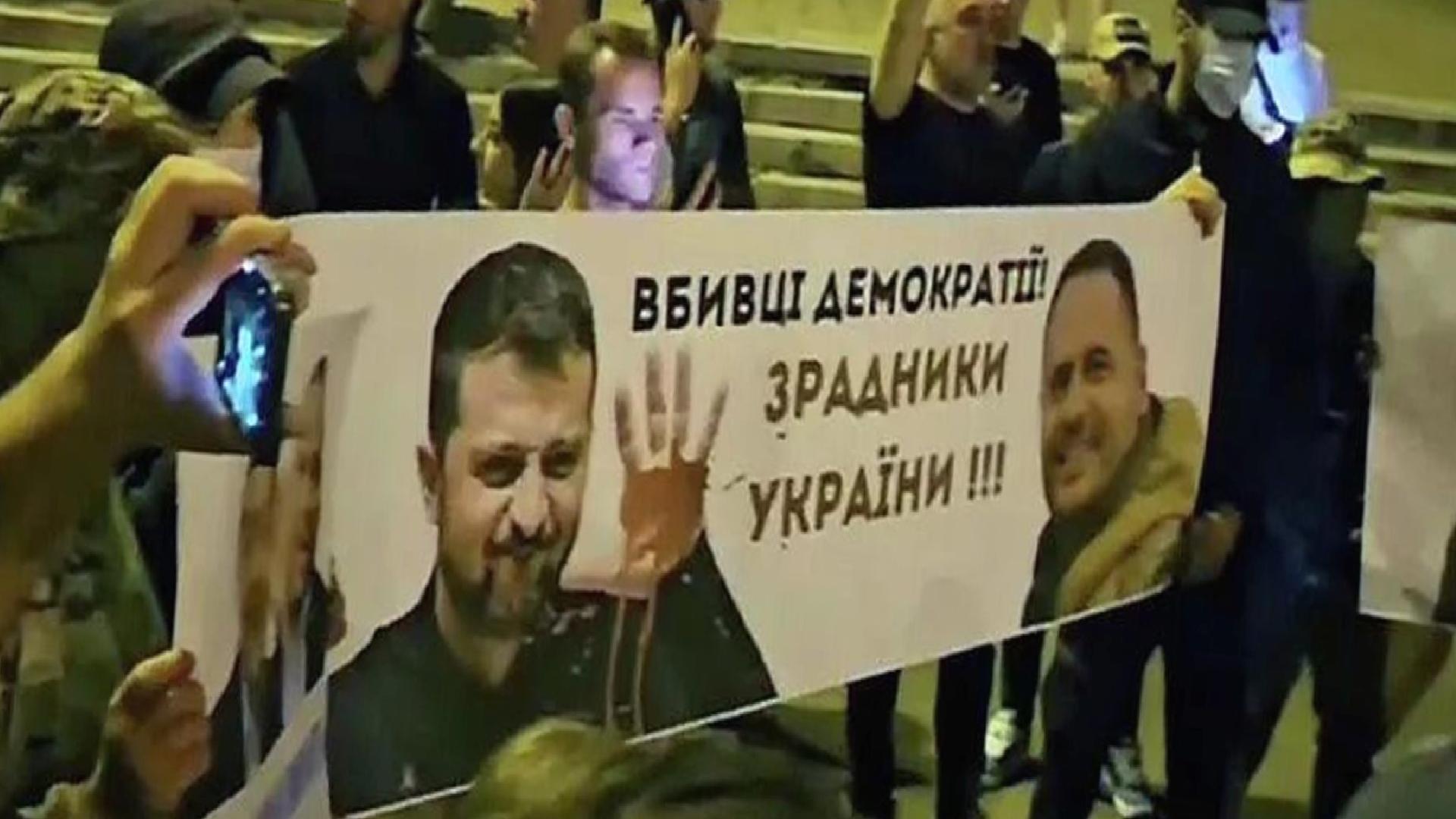 Ukraynalılar, Zelenskiy karşıtı posterlerle sokaklara döküldü: ‘Cani ve hain’