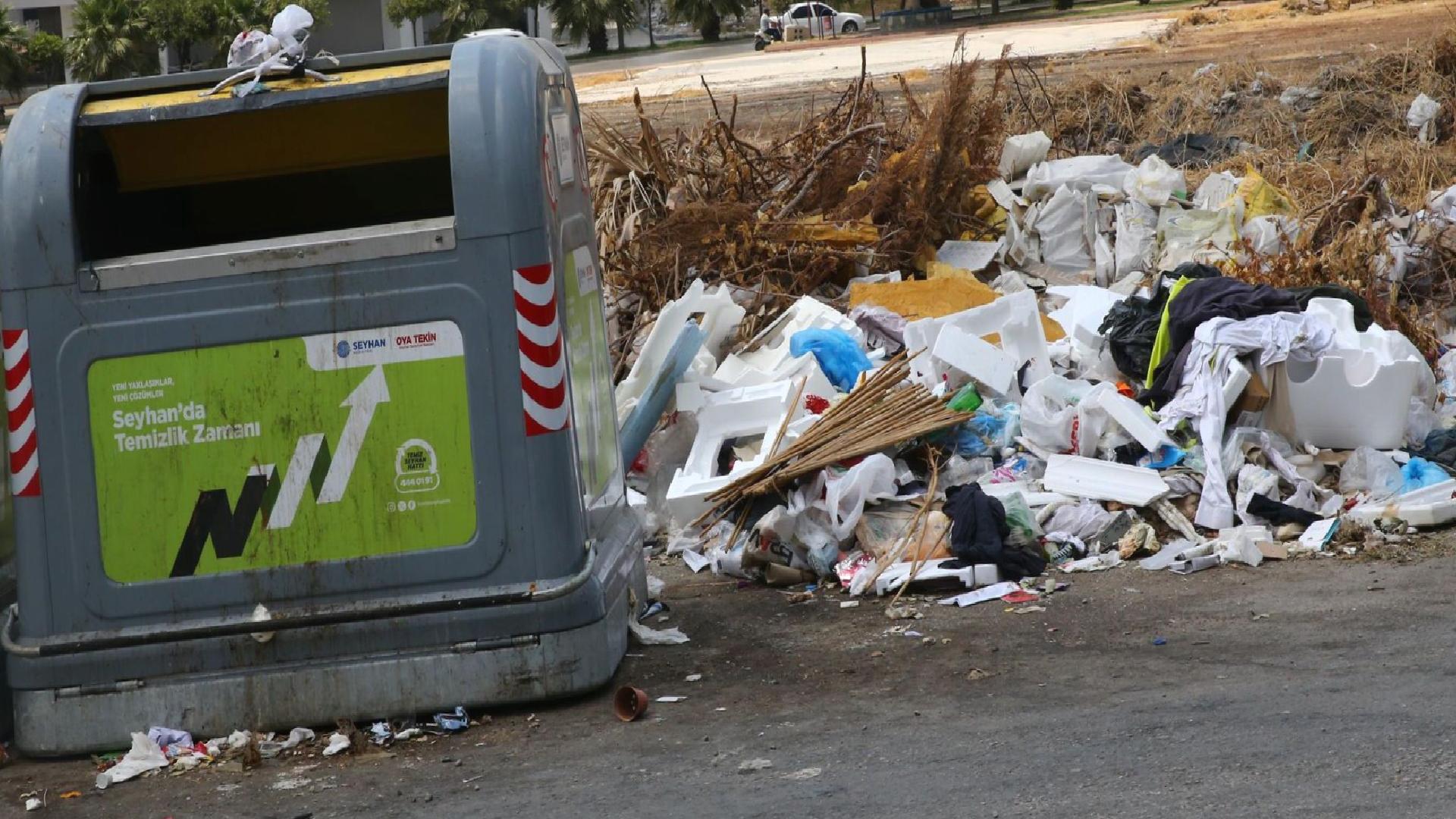 Adana Seyhan’da çöpler sokağa taştı: Evlerde böcek çıkmaya başladı