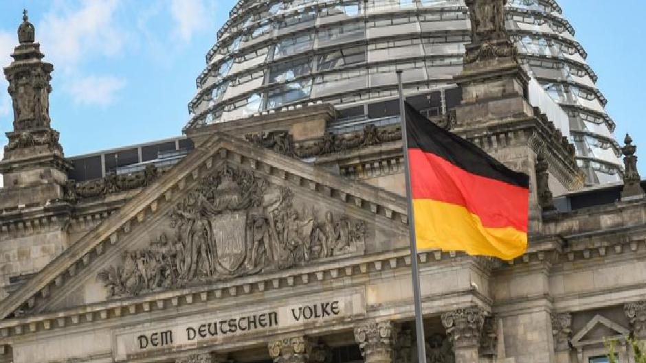 Almanya’da millî marş ve bayrak tartışması