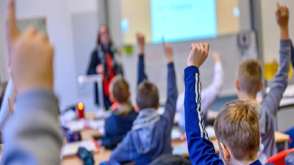 Almanya’da okullar telefon yasağı ile başladı