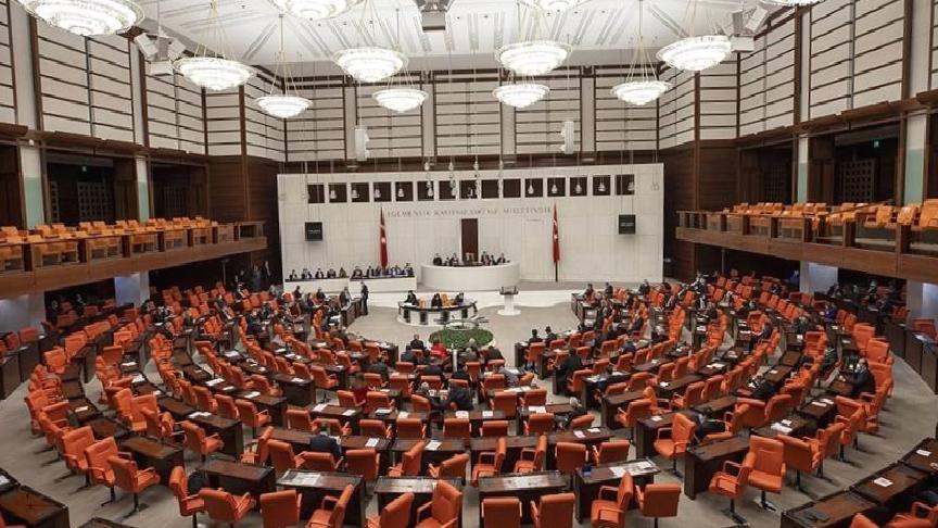 Aralarında Ümit Özdağ, Cemal Enginyurt, Koray Aydın da yer aldı; 200’ü aşkın siyasetçi ve aydından “yeni anayasa” bildirisi