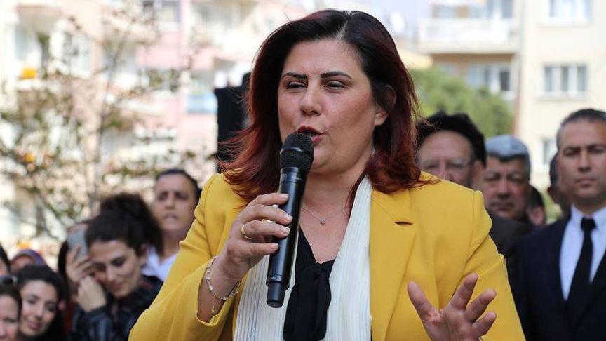 CHP’den Özlem Çerçioğlu tepkisi: “Topuklu Efe” naraları atanlar, önüne bir dosya konduğu anda CHP’den topuklayıp AKP saflarına katılmayı tercih etti!
