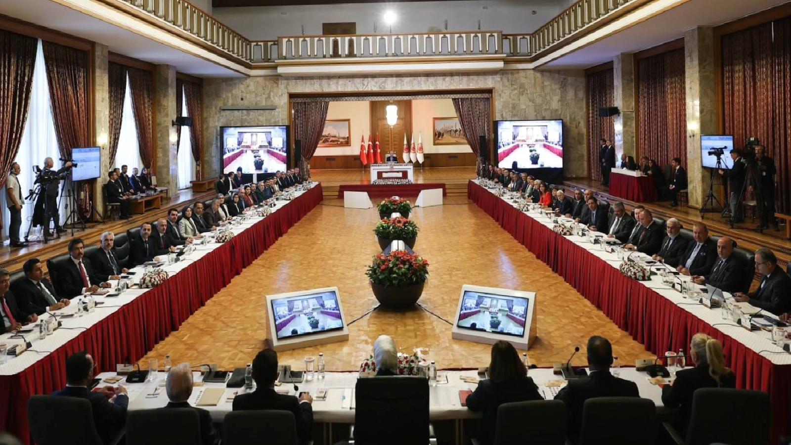 Çukurca gazisi takma gözünü eline alıp komisyon üyelerine seslendi: Burada alacağınız kararlarla ilgili hem millete hem devlete hesap vereceğiz