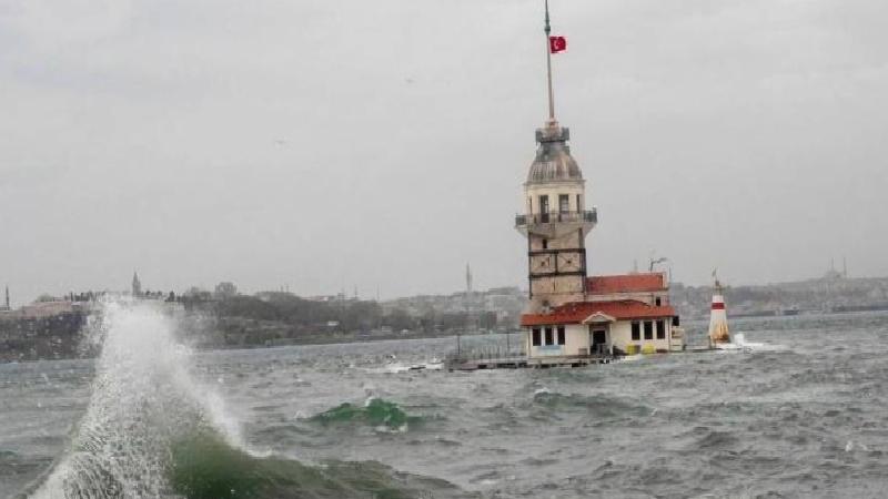 İstanbul’da fırtına etkili oluyor: Marmaray hattında ağaç devrildi