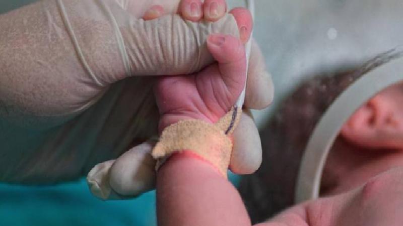 Yeni doğan bebeği usulsüzce sahiplenmişti: Taksirle yaralama suçundan gözaltına alınan doktor serbest bırakıldı