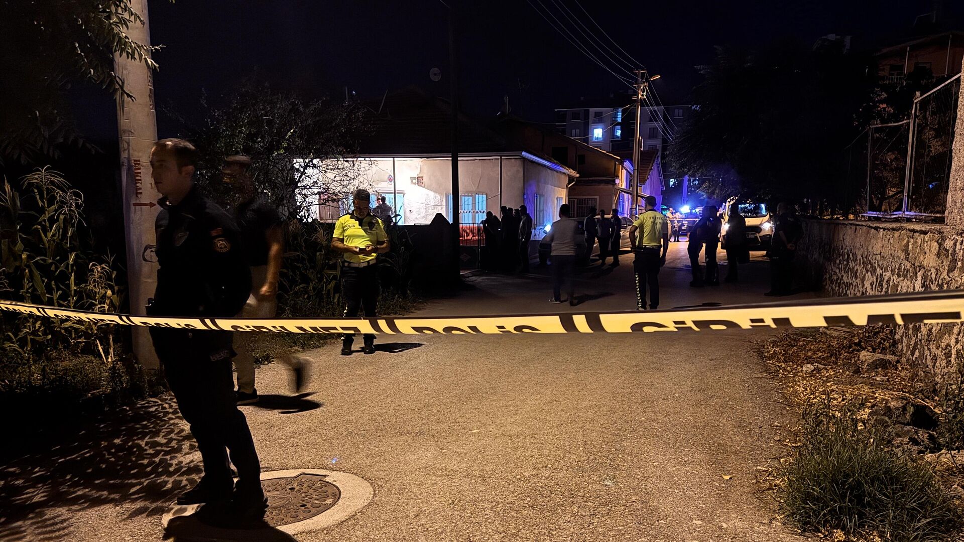 Aksaray’da 19 yaşındaki genç tartıştığı komşusunu, kendi annesini ve kardeşini silahla vurdu