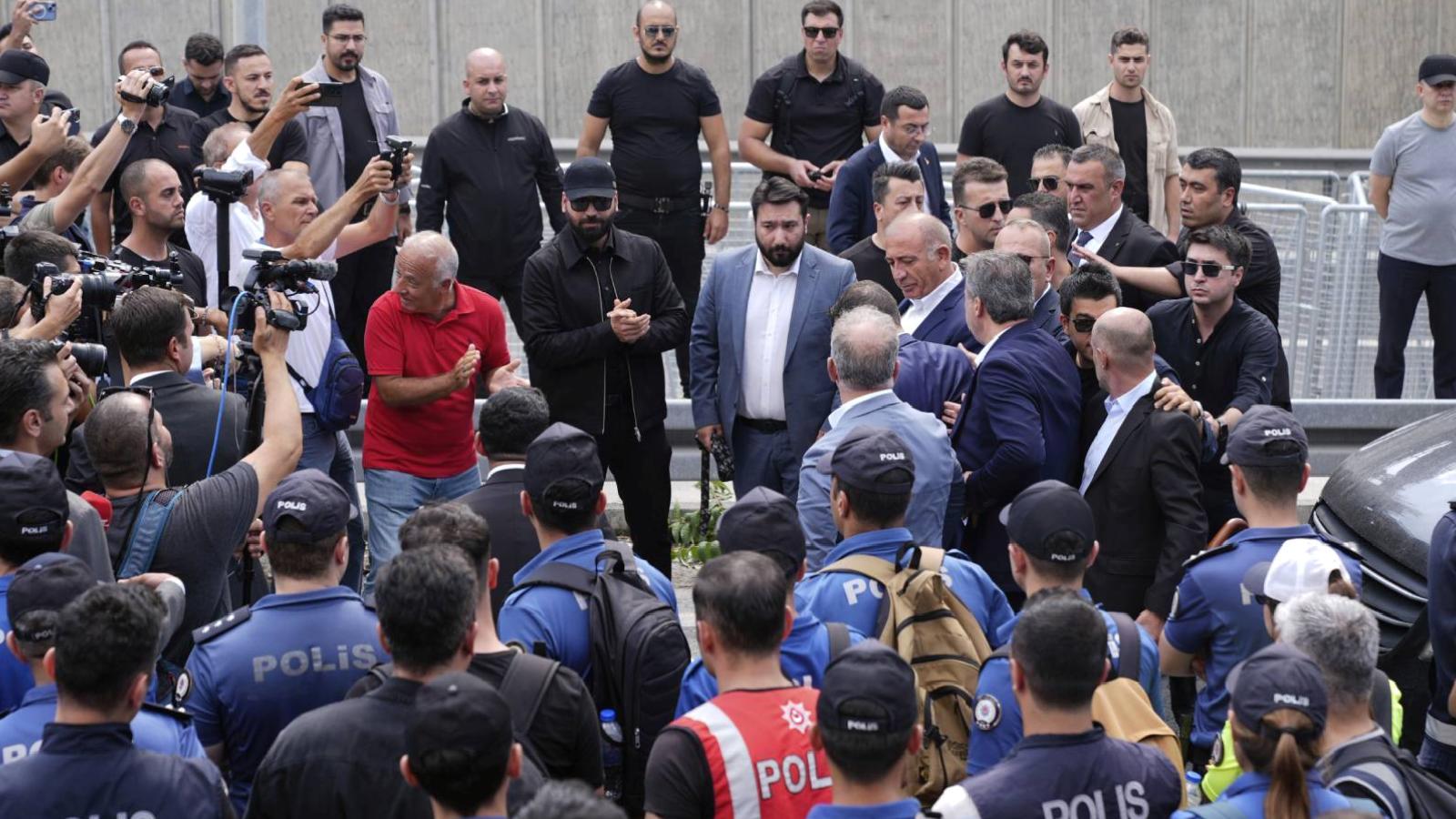 Murat Yetkin: Gürsel Tekin polisle girdiği binadan “Al polislerini git” diye çıkarılmış