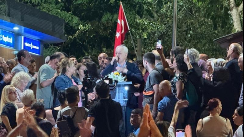 Tahliye edilen Beykoz Belediye Başkanı Köseler, Beykozlularla buluştu: Ön yargılı yaklaşmayın, dedikodulara inanmayın; tutukluyken oynanan konuyu ezberledim