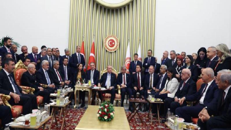 DEM Partili Saruhan Oluç, Meclis resepsiyonundaki o fotoğrafın hikâyesini anlattı: Böyle bir durumun yaşanacağını bilerek gittik