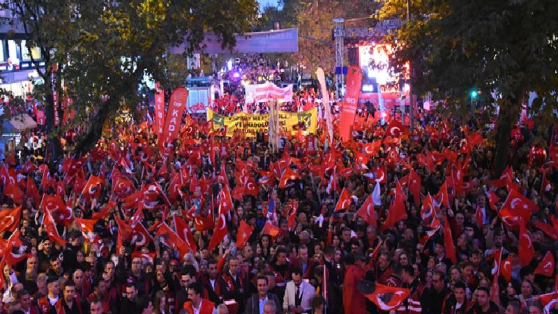 Kadıköy’de “Cumhuriyet Yürüyüşü” on binlerin katılımıyla yapıldı: Bağdat Caddesi kırmızı ve beyaza boyandı