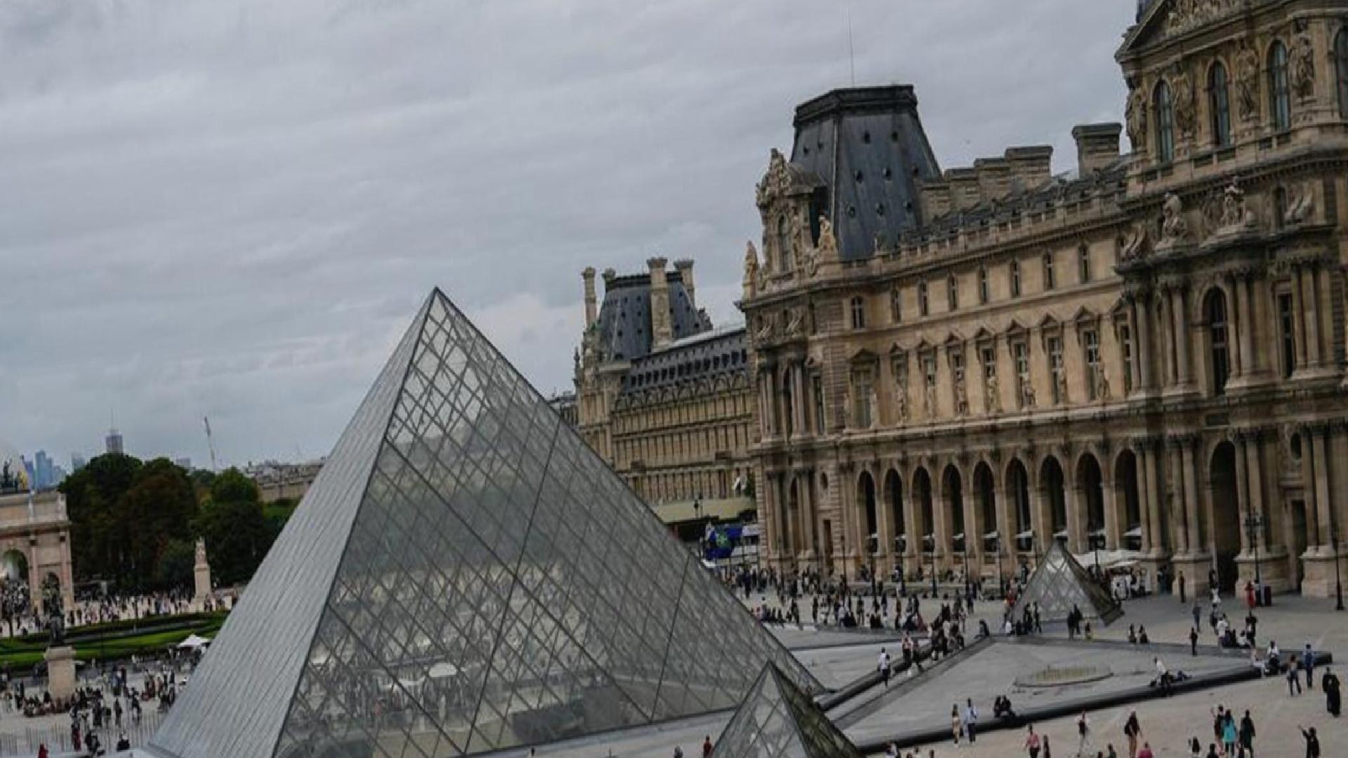 Louvre Müzesi, ‘tarihi soygun’ sonrası kapılarını tekrar ziyaretçilere açtı