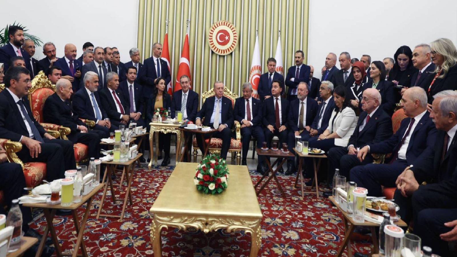 Sözcü yazarı Özbey: Zayıflayan AKP’nin dermanı olmaya aday yol arkadaşlarının fotoğrafıdır bu