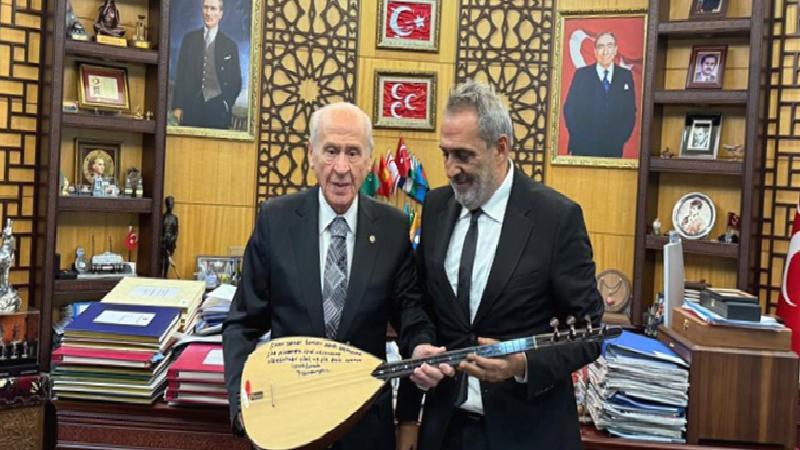 Yavuz Bingöl, Devlet Bahçeli’ye bağlamasını hediye etti