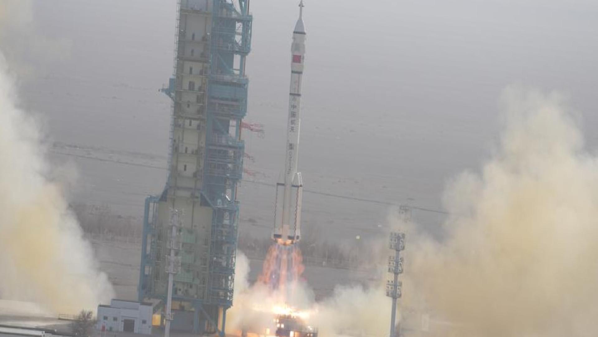 Dünya’da ilk: Çin, uzay üssündeki ekip için acil roket fırlattı