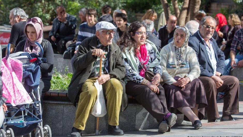 Gece nöbetinde emekliler: Türkiye’de yaşlılığın bedeli