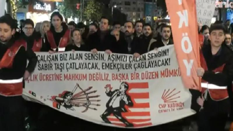 CHP Kadıköy Gençlik Kolları, Kadıköy’de asgari ücreti protesto etti: Asgari ücret sadaka değil, haktır