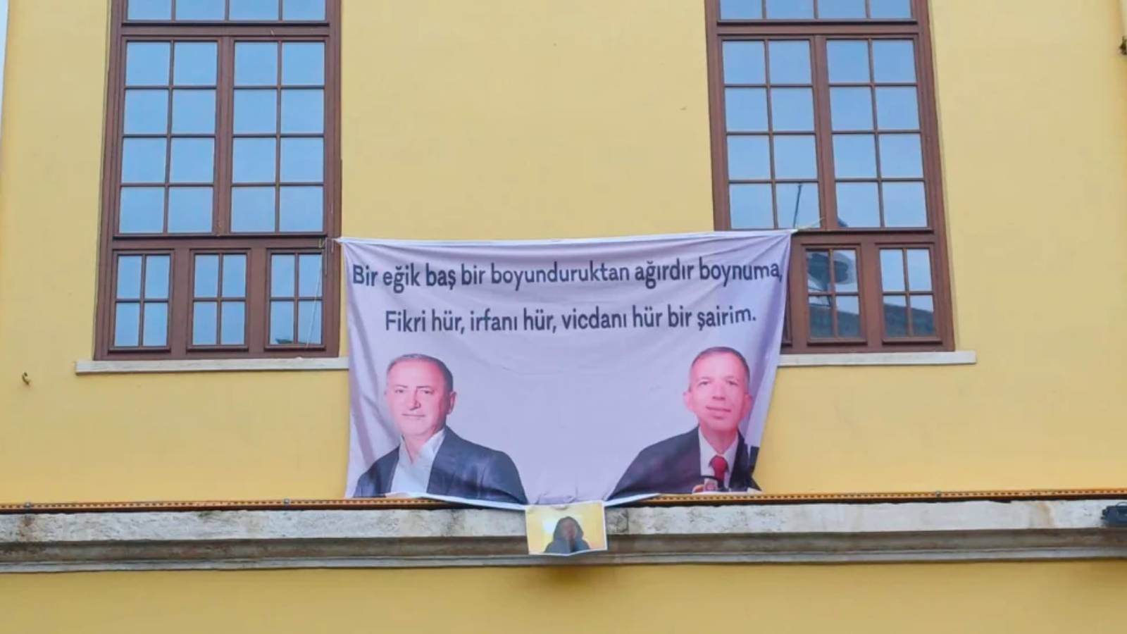 Galatasaray Lisesi’ne Fatih Altaylı ve Remzi Sanver’e destek pankartı asıldı