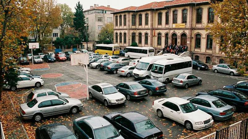 İstanbul’da 19 okul bahçesi valilik kararıyla ücretli otoparka dönüştürüldü: Sendikalardan “gelir elde etme hırsı” tepkisi