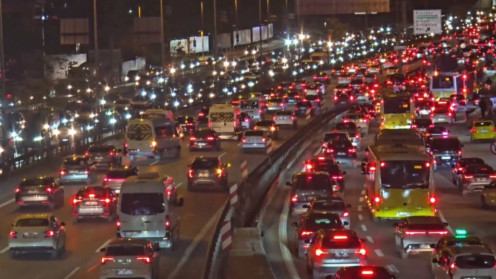 İstanbul’da yollar kilitlendi: Trafik yoğunluğu yüzde 90’a ulaştı!
