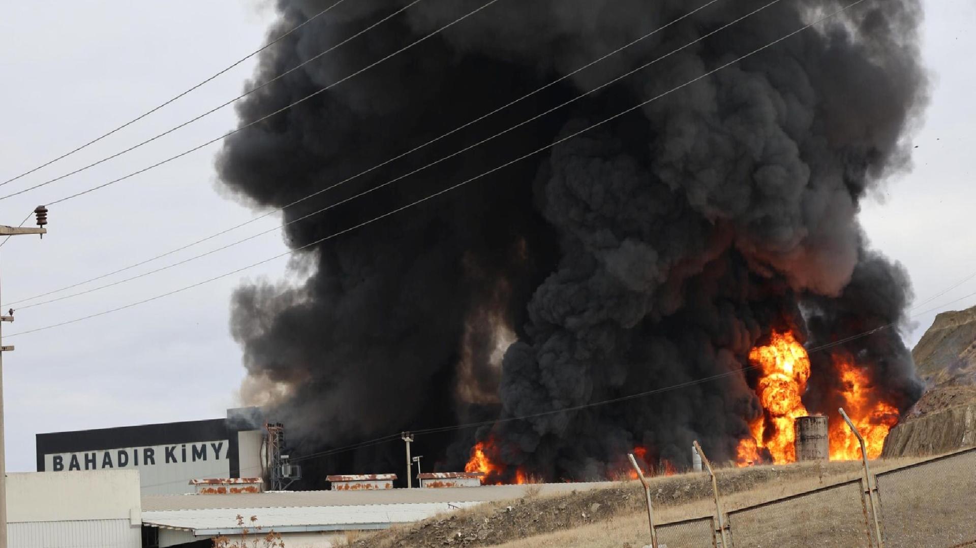 Kırıkkale’de fabrika yangını: Saatlerdir söndürülemedi, gökyüzü kapkara oldu, Ankara’dan 26 araç gönderildi