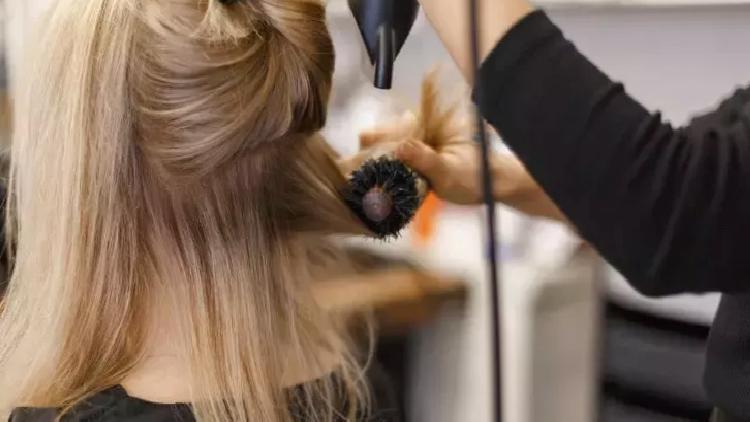 Kuaförde kabusu yaşadı: Saç açıcı canından ediyordu!