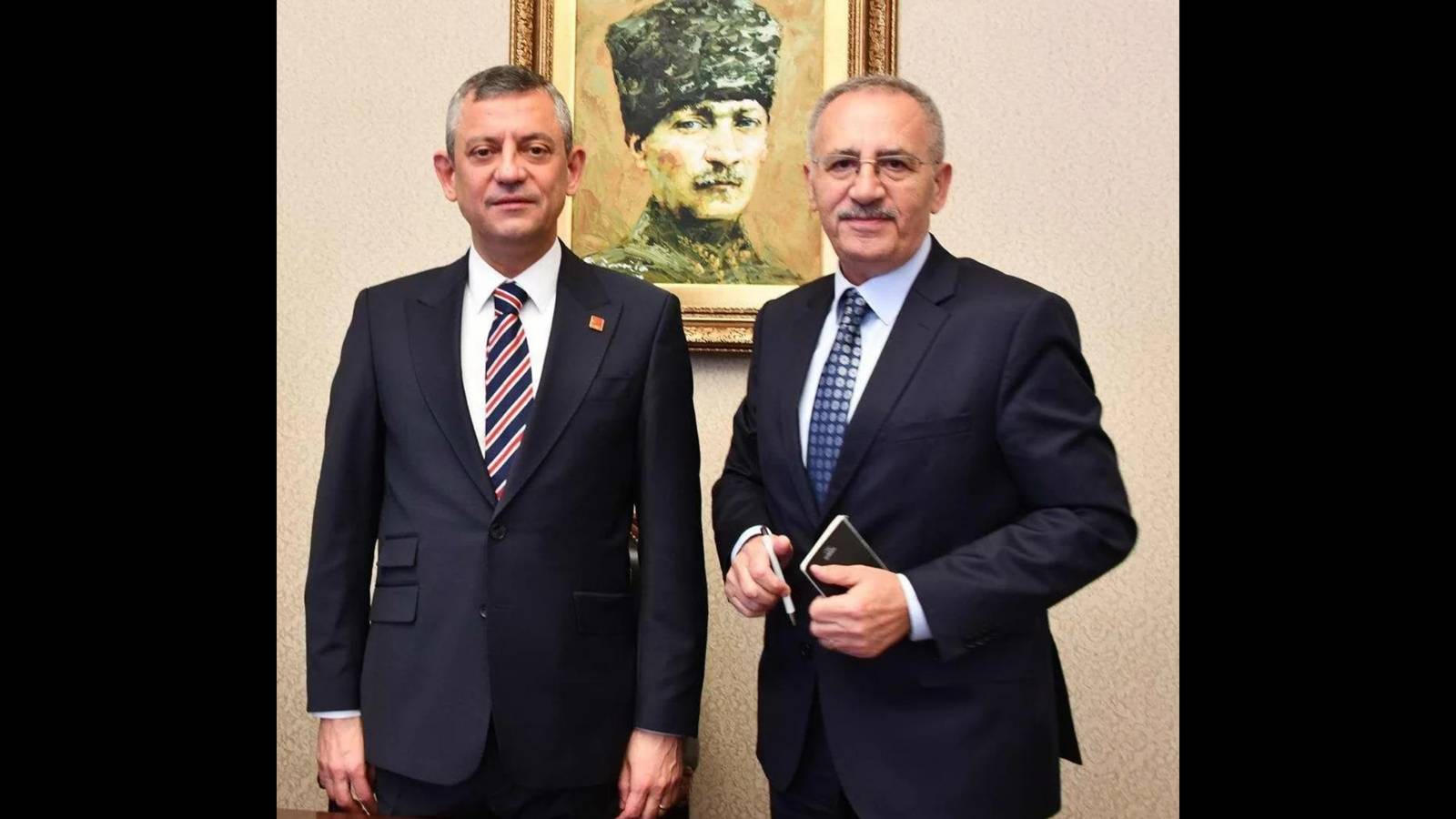 Akit yazarı Karahasanoğlu, Sözcü’yü ve Özgür Özel’i hedef aldı: FETÖ’ye kalkan olmanızın gerekçesini de izah etmelisiniz