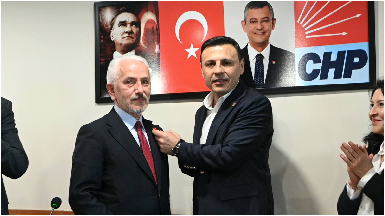 AKP’den istifa eden meclis üyesi CHP’ye katıldı