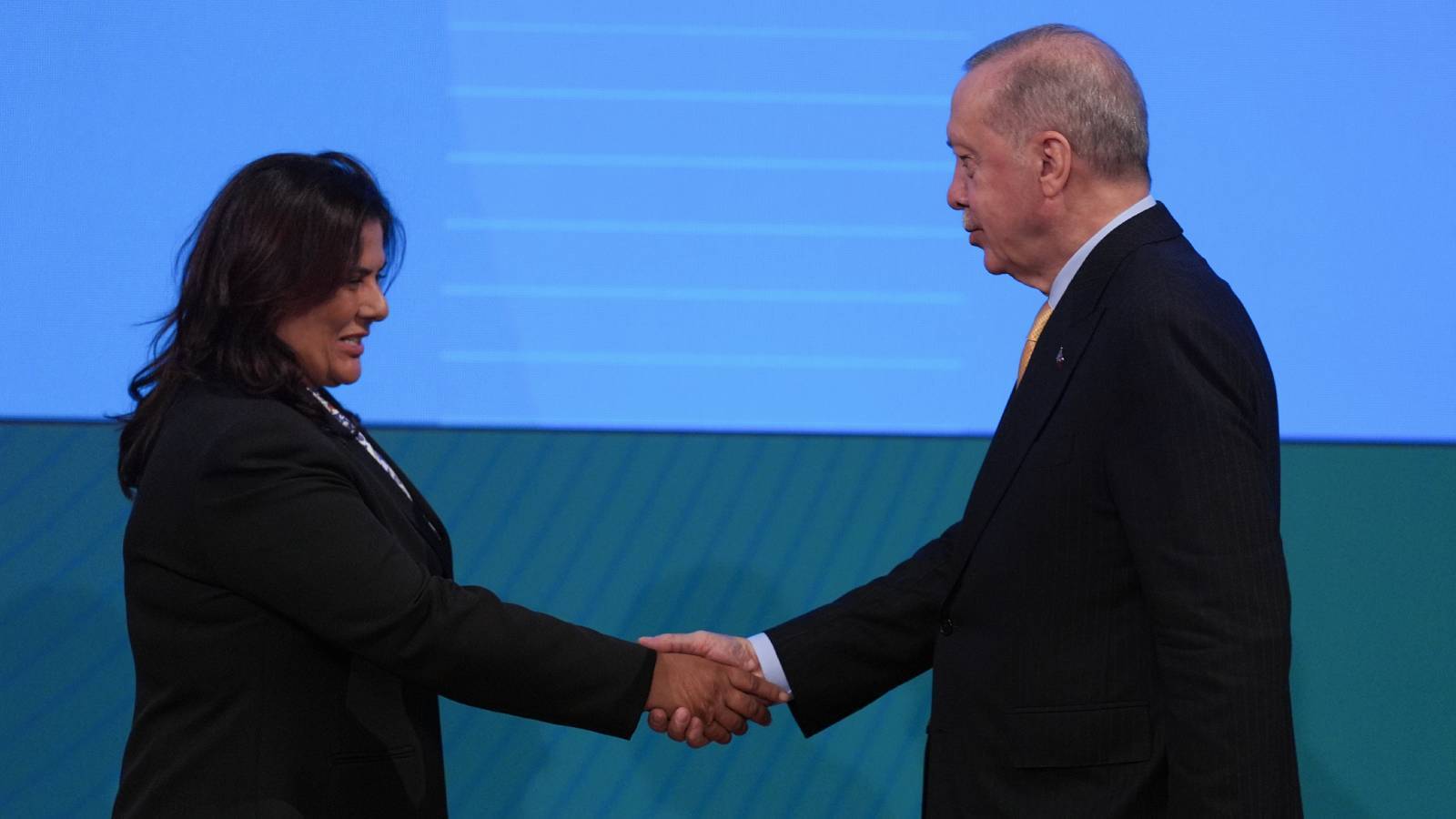 AKP’ye geçen Özlem Çerçioğlu’ndan Özgür Özel hakkında suç duyurusu