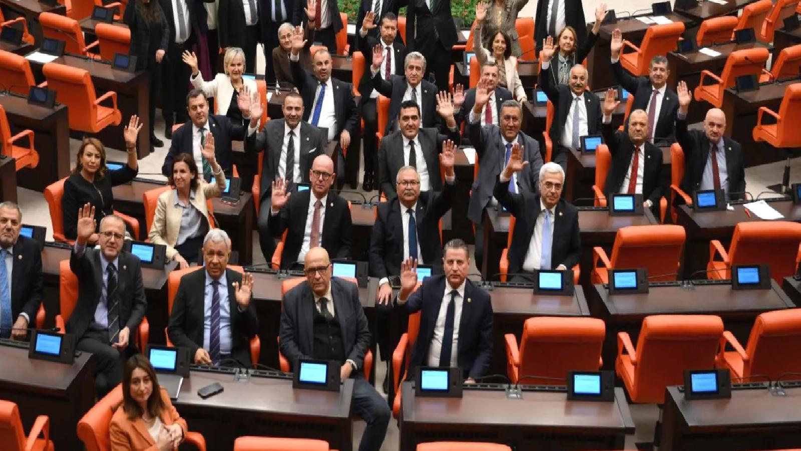 CHP’nin emekliler için “Meclis’i terk etmeme” eylemi | CHP’li Karabat: Kaynak var ama AKP milleti ve emekliyi tercih etmiyor