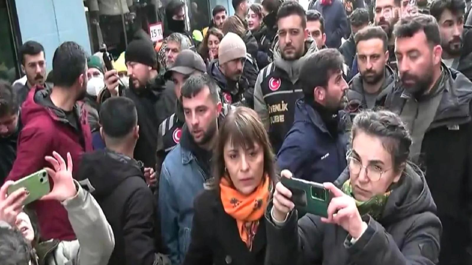 DEM Parti’nin İstanbul’daki ‘Rojava’ yürüyüşünde DEM Parti İstanbul İl Eş Başkanı Vedat Çınar Altan gözaltına alındı