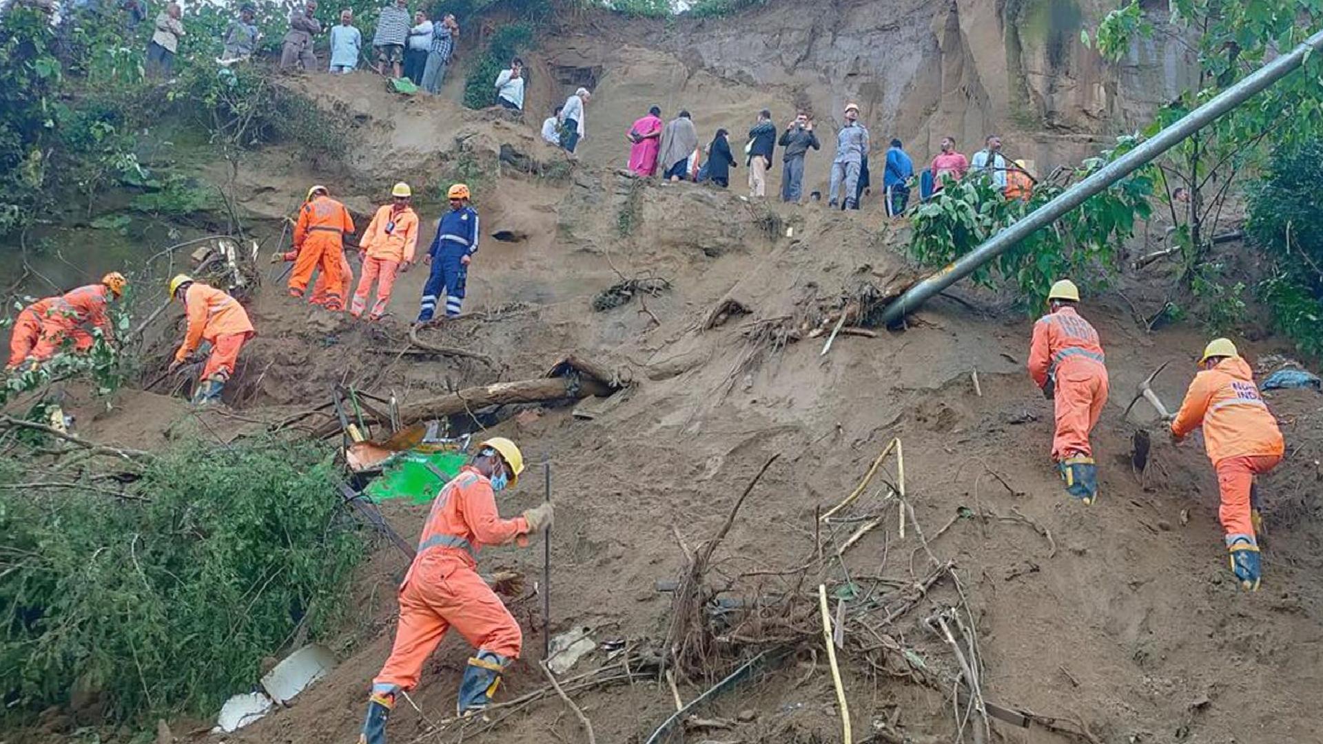 Endonezya’da toprak kayması: 8 ölü, 82 kayıp