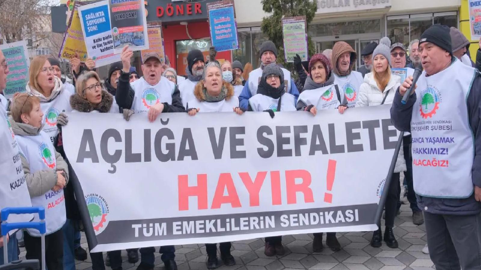 Eskişehir’de emeklilerden CHP’nin TBMM’de başlattığı eyleme destek