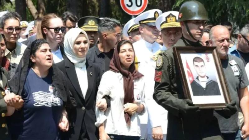 Hatay’da “sıvı kaybı” nedeniyle şehit olan Halit Kahraman’ın annesi: Oğlum “Anne çok susuzum, dolabı su ile doldur gelince kana kana içeceğim” dedi; son konuşmamız bu oldu