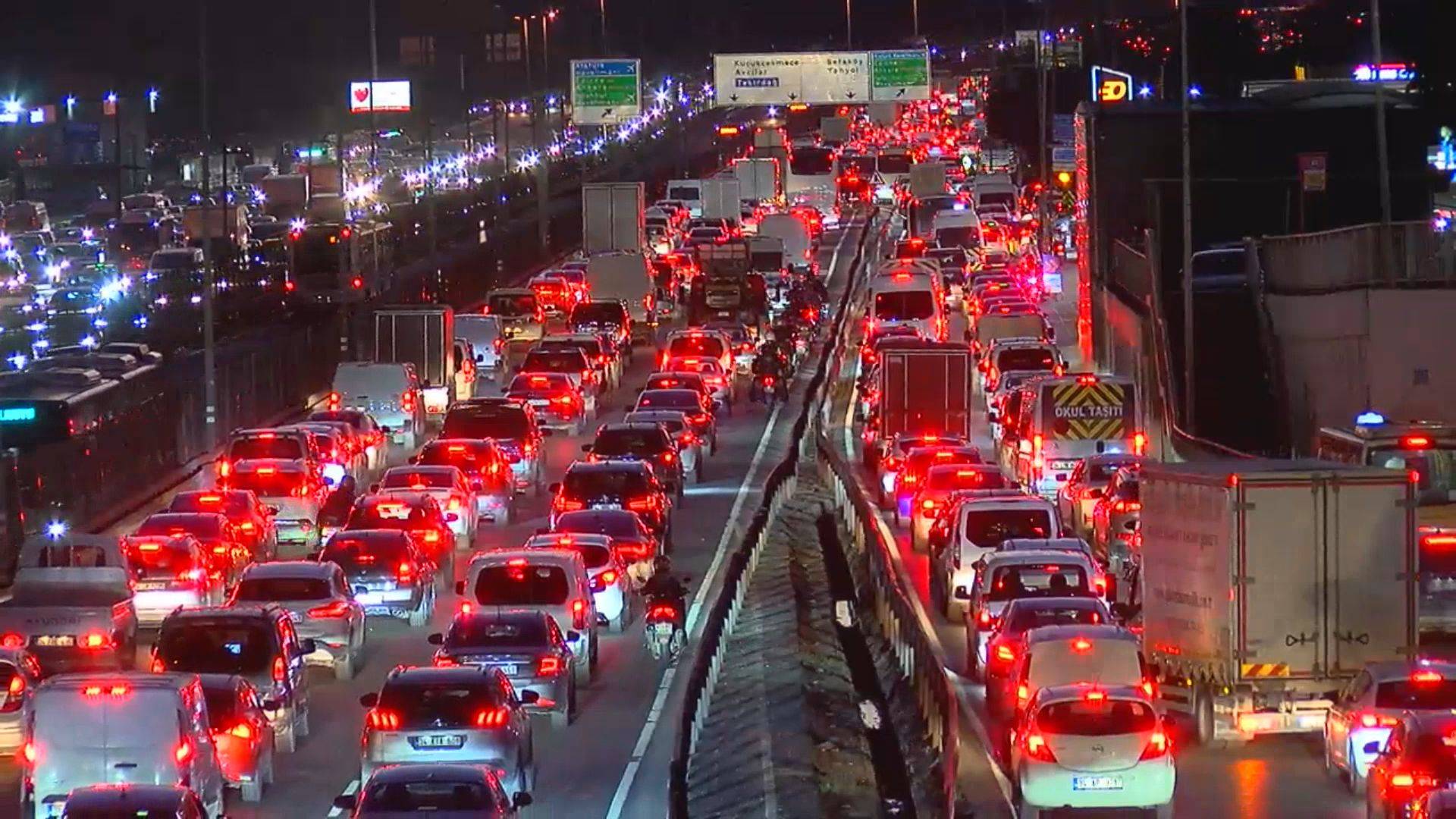 İstanbul’da yollar yine kilit; trafik yoğunluğu yüzde 85’e çıktı!
