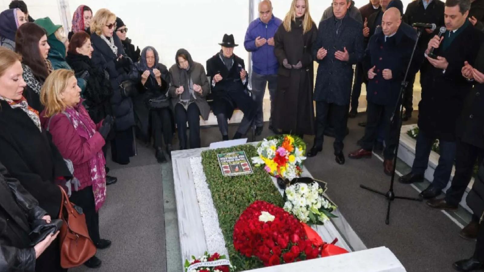 Koç ailesi, Mustafa V. Koç’u mezarı başında andı