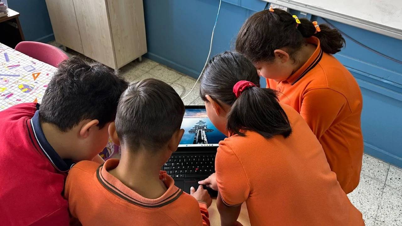 Kredi Kayıt Bürosu yenilenen bilgisayarları 9 şehirde 11 okula ulaştırdı