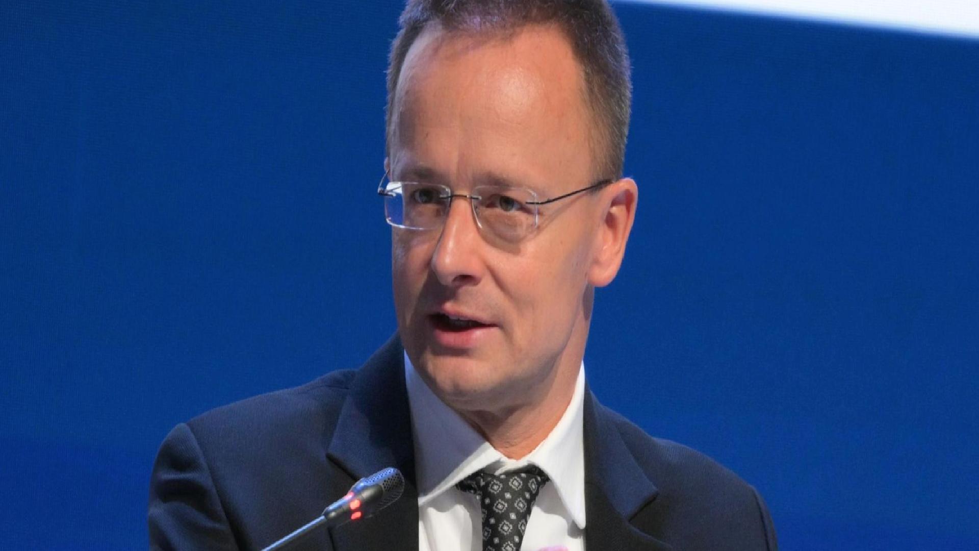 Szijjarto: Macaristan, Avrupa’daki askeri eğitim misyonunun Ukrayna’ya taşınmasına karşı