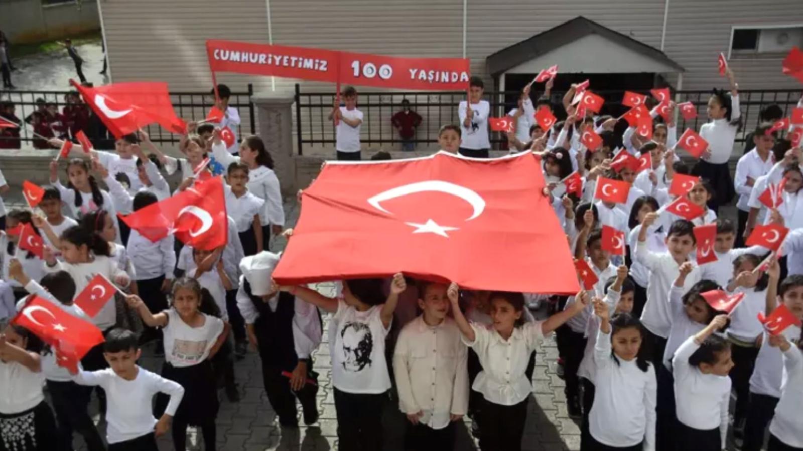 Yarıyıl tatili bitti, okullar açılıyor: İlk ders, “bayrak sevgisi” temasıyla yapılacak