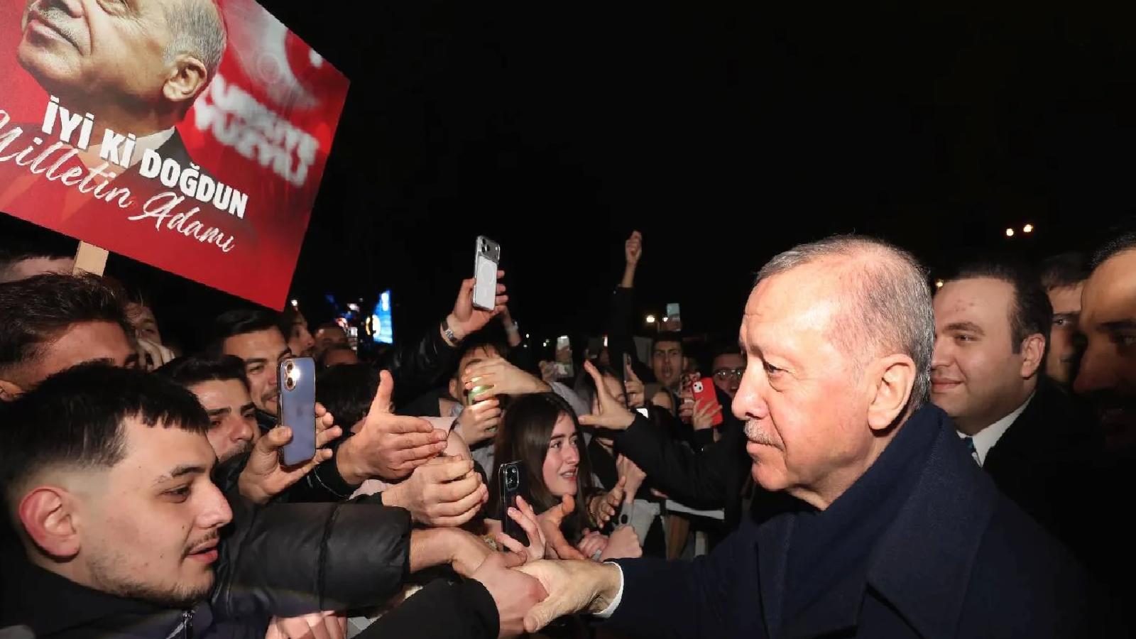 AKP Gençlik Kolları, Erdoğan’ın doğum gününü gül yaprakları ve “Kabe’de hacılar” ilahisiyle kutladı