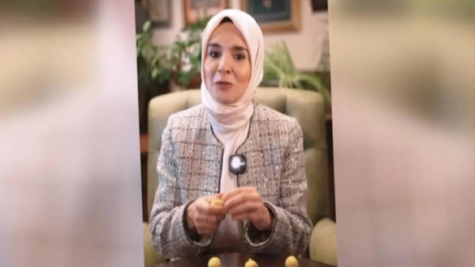Bakan Göktaş oyun hamuruyla oynadı: Daha dikkatli izlemeniz için oyun hamuruyla oynamam gerekiyor, odaklanma süremiz 8 saniye