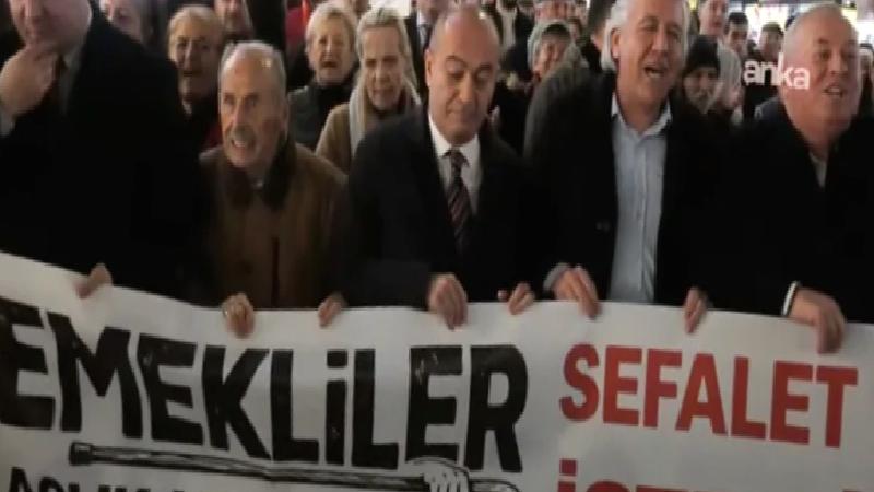 CHP Avcılar İlçe Başkanlığı’ndan ’emekliler’ için yürüyüşü; “Sarayın düzenine hep beraber son vereceğiz“