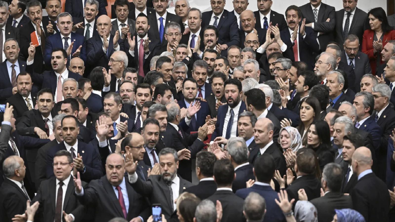 CHP’li Emir’den Akın Gürlek’le tokalaşma tartışmasına “asgari nezaket” yorumu: Kimse anayasal skandalı böyle örtemez!
