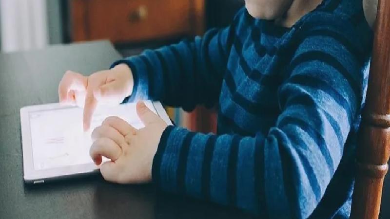 Dijital platformlara yaş doğrulama yükümlülüğü geliyor: Müstehcen içerik çocuklara ulaşırsa suç sayılacak!