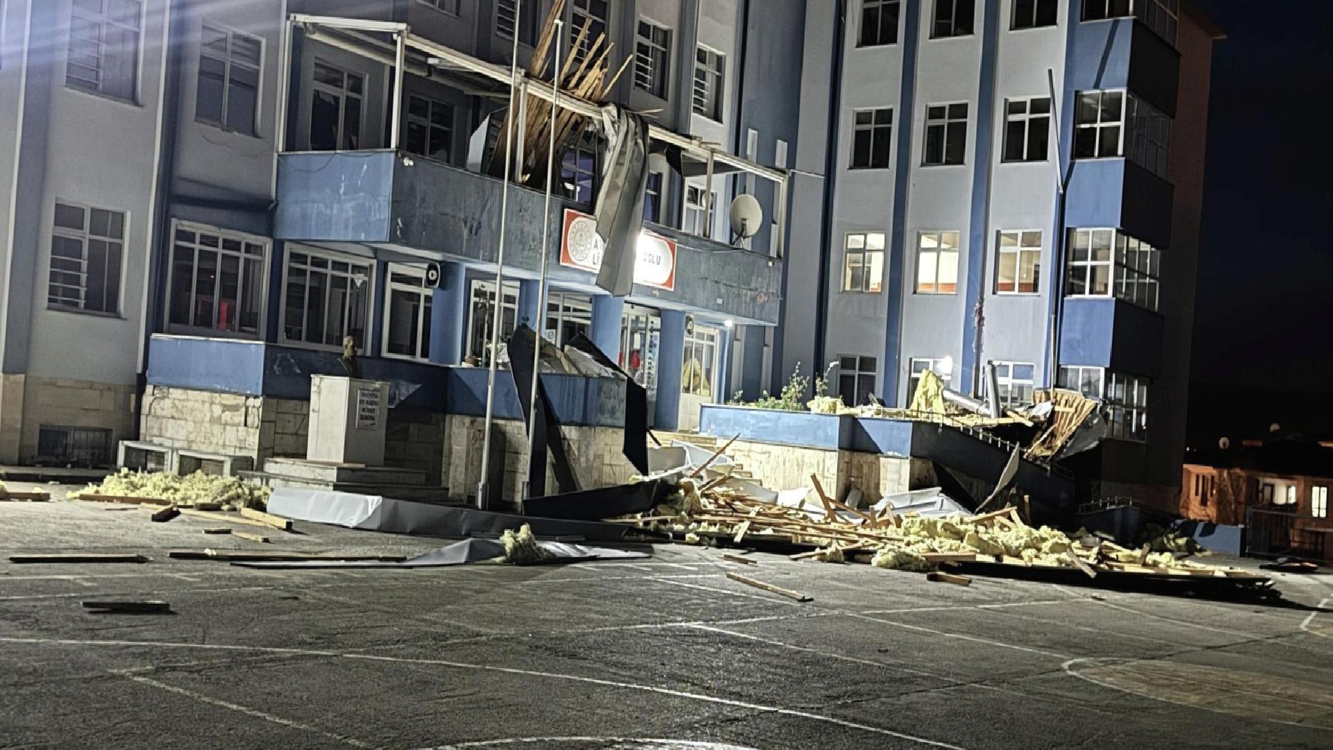 Düzce’de çatısı uçan lisede eğitime ara verildi