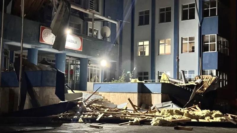 Düzce’de şiddetli rüzgar okulun çatısını uçurdu: Eğitime 1 gün ara verildi