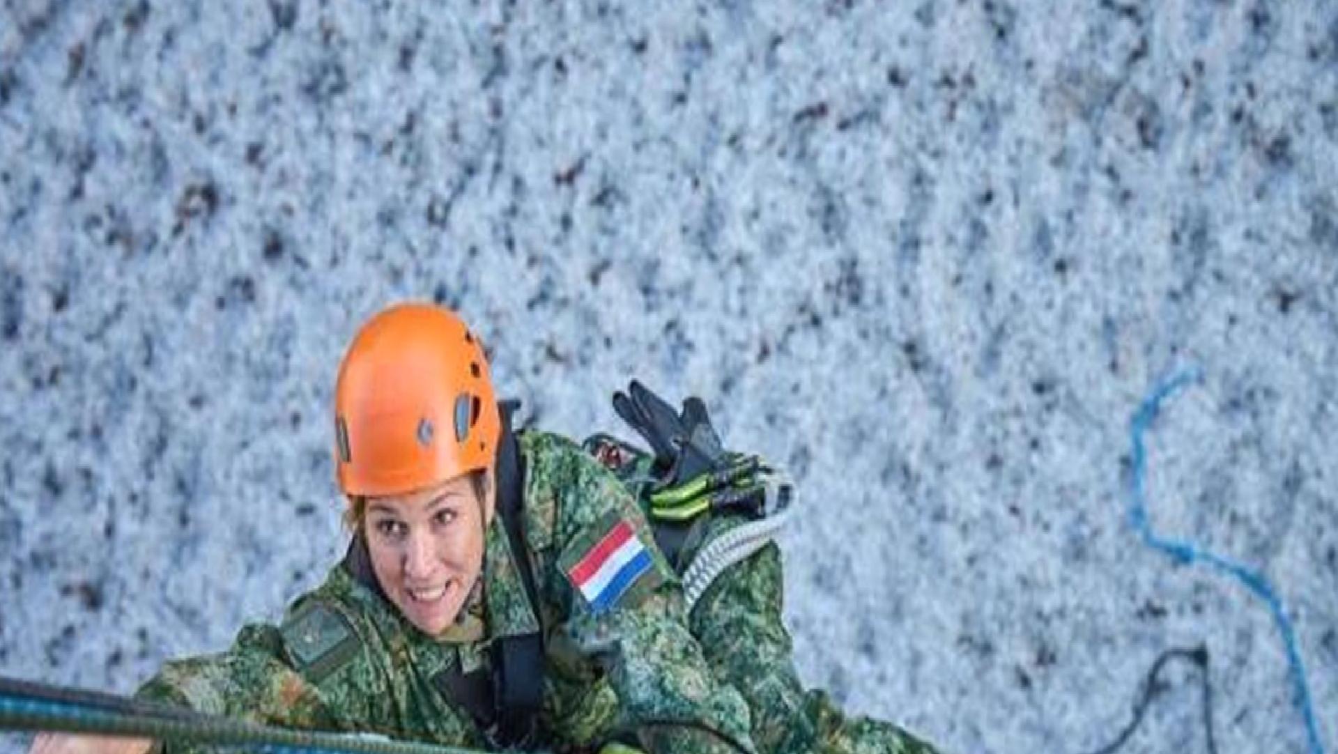Hollanda Kraliçesi Maxima orduya yedek asker olarak katıldı